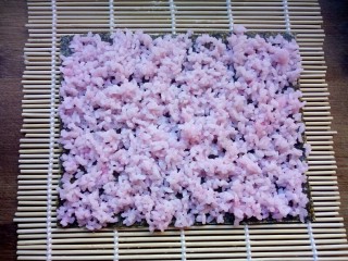 樱花寿司,均匀的铺上粉色米饭。