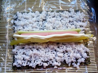樱花寿司,铺上配料，撒些肉松，挤适量的沙拉酱。