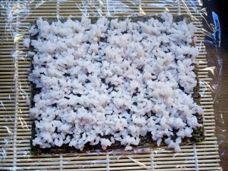 樱花寿司,均匀铺上白色米饭。