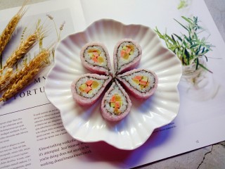樱花寿司,摆盘时揭下保鲜膜，美美哒樱花寿司就做好了。