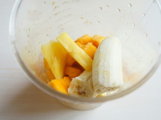果昔碗,把一个香蕉、芒果和菠萝放一起打成果泥。