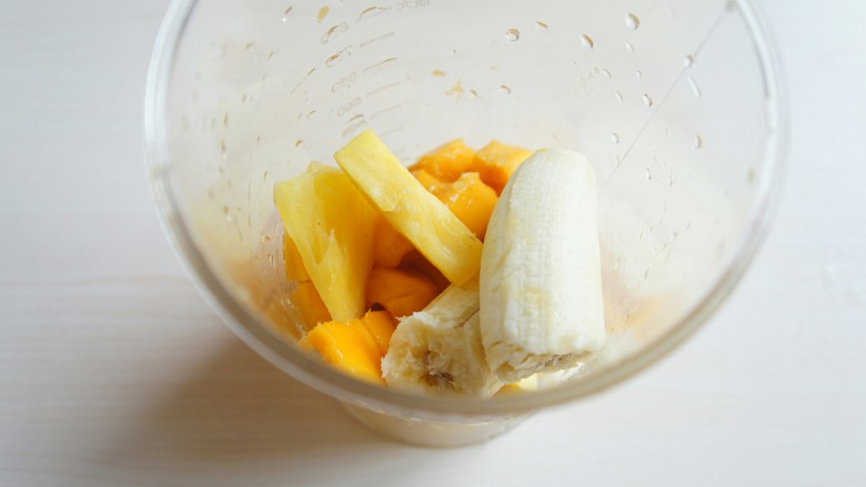 果昔碗,把一个香蕉、芒果和菠萝放一起打成果泥。
