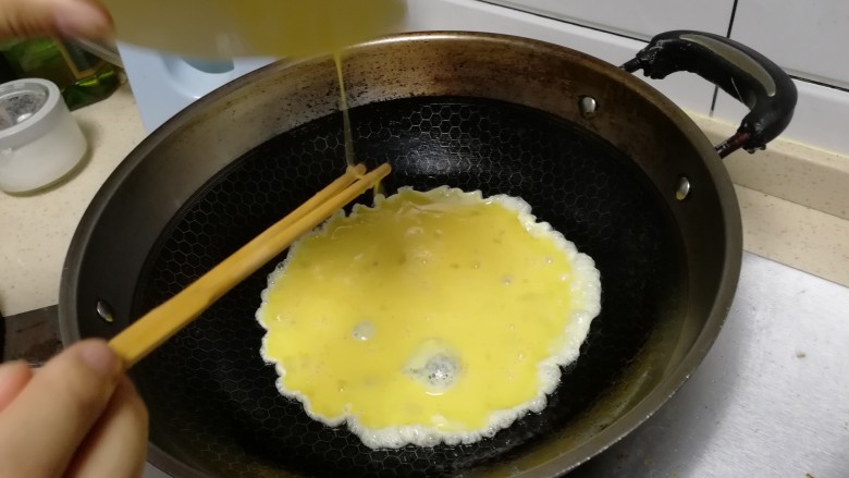 健肾佳肴: 韭菜炒蛋,倒入蛋液