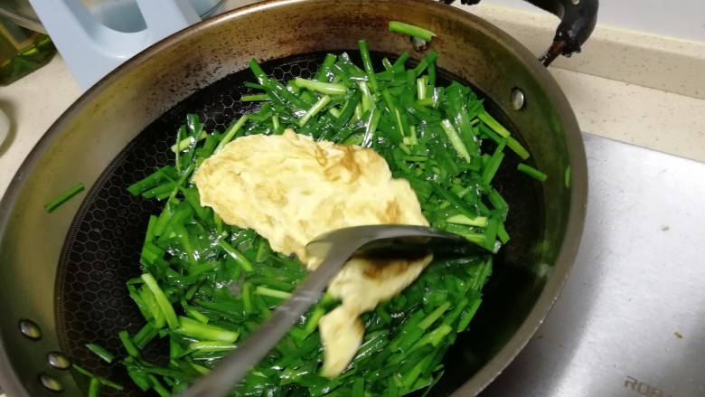 健肾佳肴: 韭菜炒蛋,放煎好的鸡蛋
