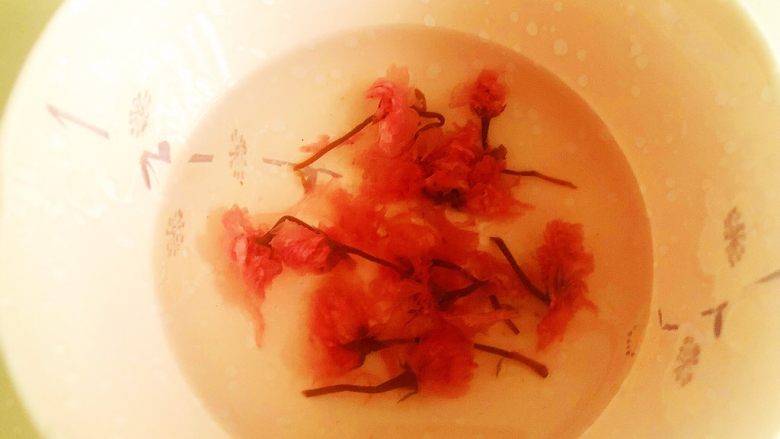 樱花果冻,把食用盐渍樱花浸泡2小时，把樱花上的盐渍彻底浸泡掉，把花瓣泡开