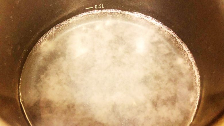 樱花果冻,将白凉粉和细砂糖混合物放入沸水中，煮沸