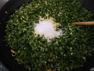 鸡蛋韭菜饺子,加入适量盐。