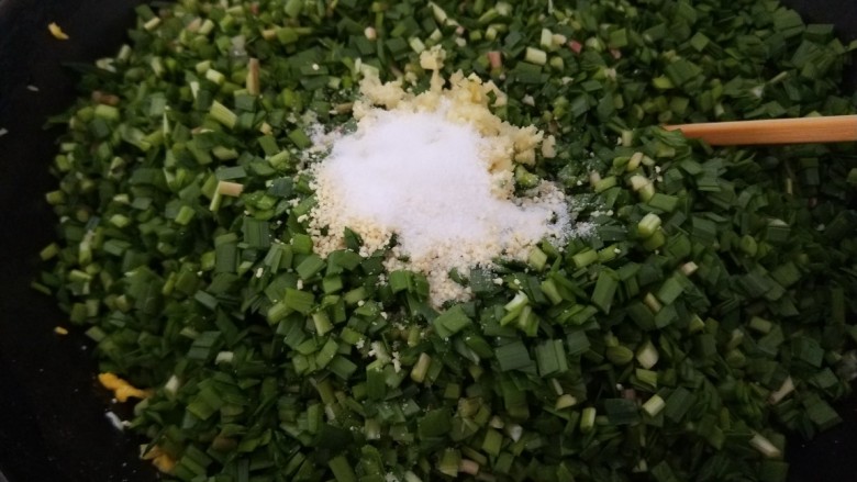 鸡蛋韭菜饺子,加入适量盐。