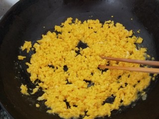 鸡蛋韭菜饺子,锅烧热倒入适量花生油，倒入蛋液马上搅碎，放凉。