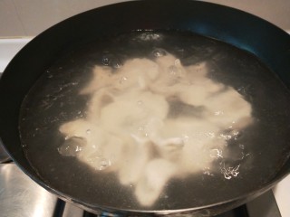 鸡蛋韭菜饺子,锅中放半锅水开烧，放入饺子煮熟。