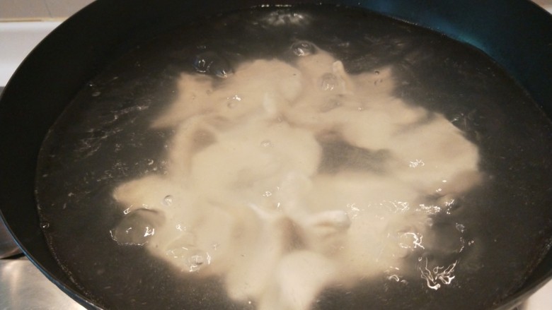 鸡蛋韭菜饺子,锅中放半锅水开烧，放入饺子煮熟。