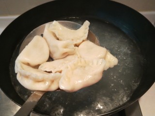 鸡蛋韭菜饺子,开锅放一碗冷水，在开锅就可以捞出来了。