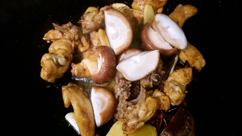 学会这几招，在家也能炒出馆子味,再把切好的香菇倒入锅内翻炒，随着翻炒至香菇会变软，体积自然也在缩小。 