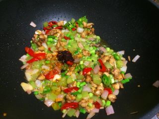小煎鸡,最后放入青椒和蒜苔，加入一勺老干妈油辣椒翻炒片刻即可出锅。