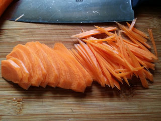 青椒丝炒胡萝卜,胡萝卜洗净后切细丝