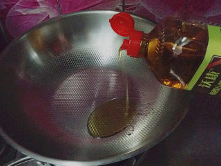 青椒丝炒胡萝卜,炒锅烧热后倒入菜籽油
