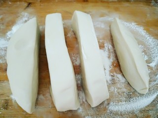 鸡蛋韭菜饺子,揉均匀切成四条。
