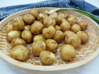 香辣土豆,准备小土豆一斤，这是老家带的新土豆，特别香