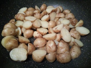 香辣土豆,不粘锅加一点点的油，将压制好的土豆放锅里煎，开中小火慢慢煎就可以，这一步一定要有耐心，火大了土豆外皮不酥、反倒焦了，慢慢煎的土豆才香
