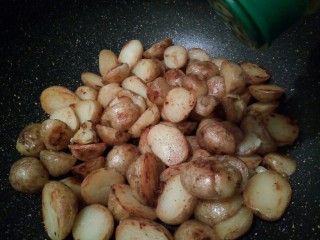香辣土豆,撒一点细盐、一定要撒、用手指捏一点点细盐，拿高一定再往土豆四周撒，直接勺子加的话、咸的地方咸、淡的地方淡、铲子炒不均匀