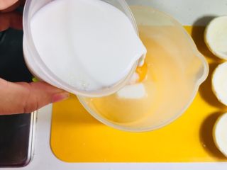 空气炸锅-全蛋液无奶油蛋挞,鸡蛋，牛奶，白糖倒入容器