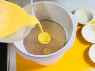 空气炸锅-全蛋液无奶油蛋挞,然后就是关键的一个过程，过筛