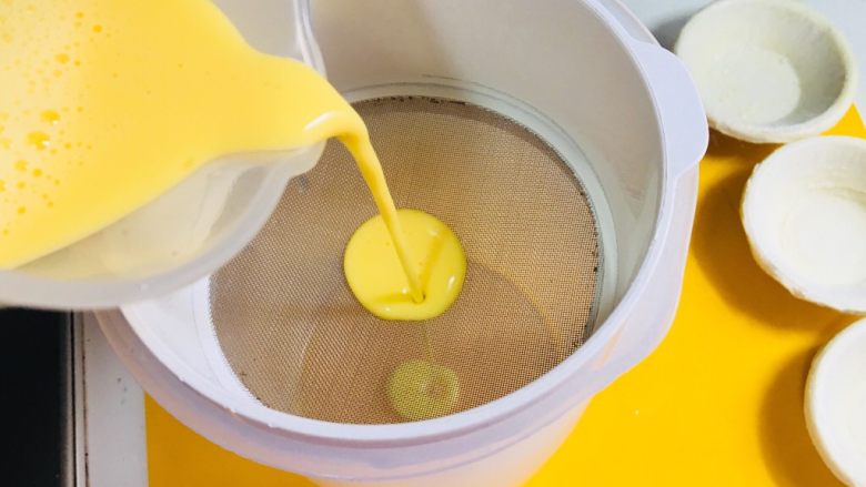 空气炸锅-全蛋液无奶油蛋挞,然后就是关键的一个过程，过筛
