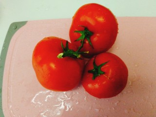 了不起的小番茄+奶酪焗黑米饭杂蔬番茄盅,3粒番茄洗净