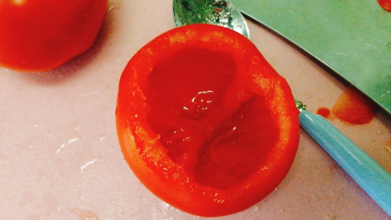 了不起的小番茄+奶酪焗黑米饭杂蔬番茄盅,切去顶部，用勺子挖