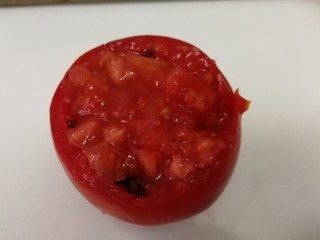 了不起的小番茄+奶酪焗黑米饭杂蔬番茄盅,将番茄末用勺子铺上