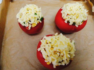 了不起的小番茄+奶酪焗黑米饭杂蔬番茄盅,最后将奶酪铺上，放到180度预热5分钟的烤箱中烤10分钟即可