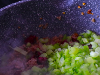 下饭菜芹菜炒肉末,肉末翻炒均匀后加入芹菜末。