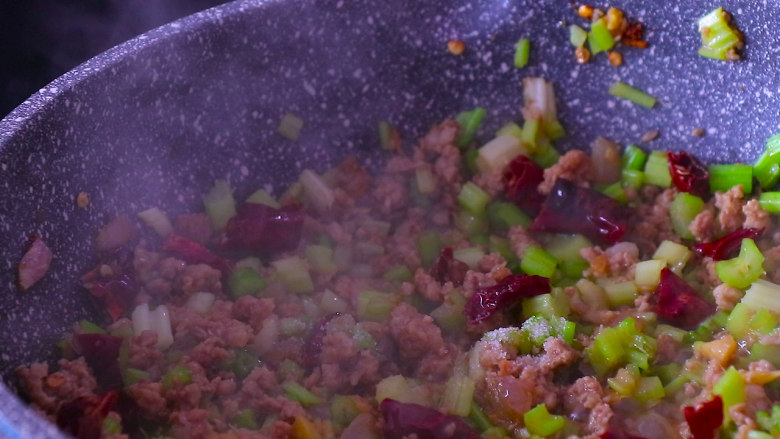 下饭菜芹菜炒肉末,芹菜末放入后翻炒一分钟左右，直至芹菜断生。