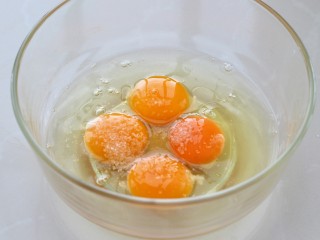 秋葵厚蛋烧,首先将鸡蛋磕入碗中，按照个人口味调入适量的盐
