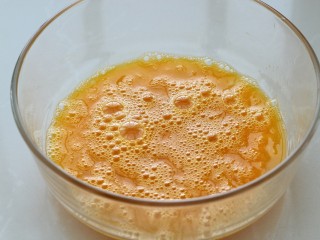 秋葵厚蛋烧,柴鸡蛋会比养殖蛋稠，那就再加入两汤匙的清水，然后搅打均匀备用