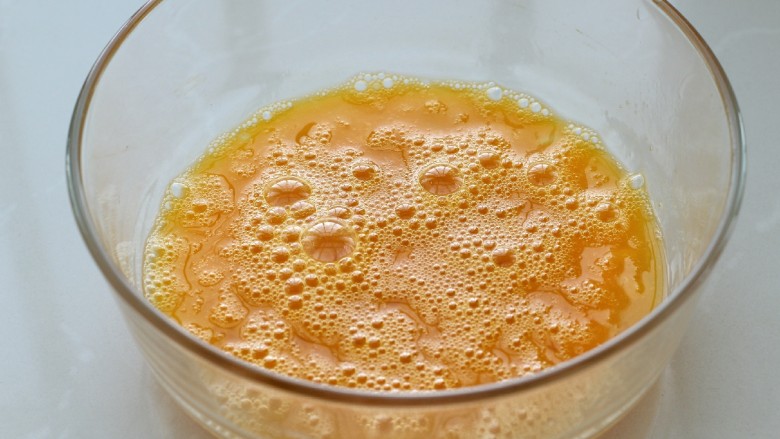 秋葵厚蛋烧,柴鸡蛋会比养殖蛋稠，那就再加入两汤匙的清水，然后搅打均匀备用