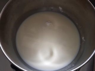 脆炸鲜牛奶,牛奶、白沙糖、玉米淀粉、奶粉（奶粉没有可忽略）加入奶锅小火煮至浓稠，期间要不停拿刮刀或者筷子类不停搅拌