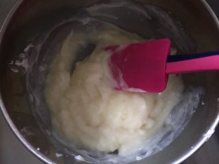 脆炸鲜牛奶,煮至还可以流动的浓稠糊状即可，放凉