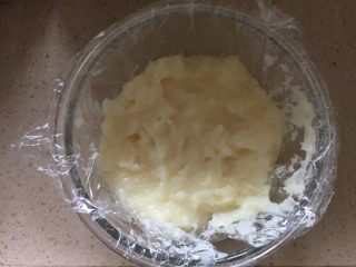 脆炸鲜牛奶,将牛奶糊倒入铺保鲜膜的碗中，用刮刀铺平送入冰箱冷藏半小时以上