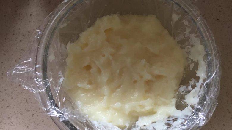 脆炸鲜牛奶,将牛奶糊倒入铺保鲜膜的碗中，用刮刀铺平送入冰箱冷藏半小时以上