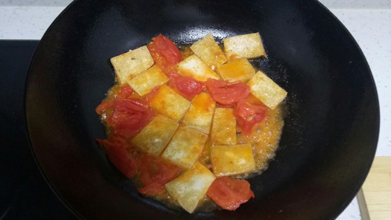 西红柿炒豆腐,打入豆腐。