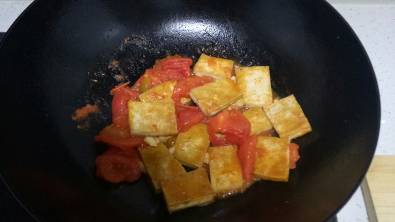 西红柿炒豆腐,收汁。