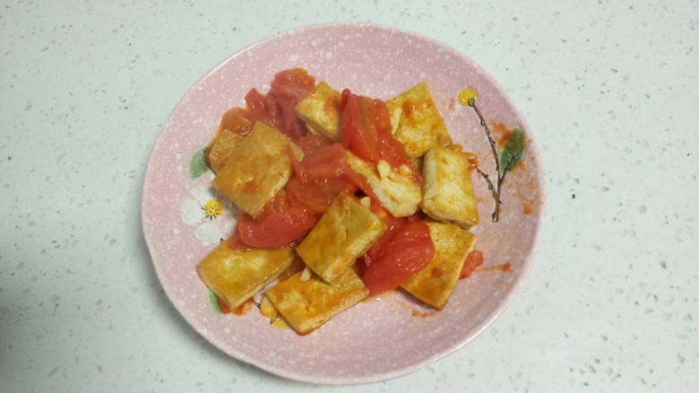 西红柿炒豆腐,盛入盘中。