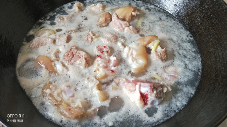 滋补芸豆蹄花汤,腌制好的猪蹄冷水下锅，切一些姜丝煮开，煮出浮沫后捞起猪蹄