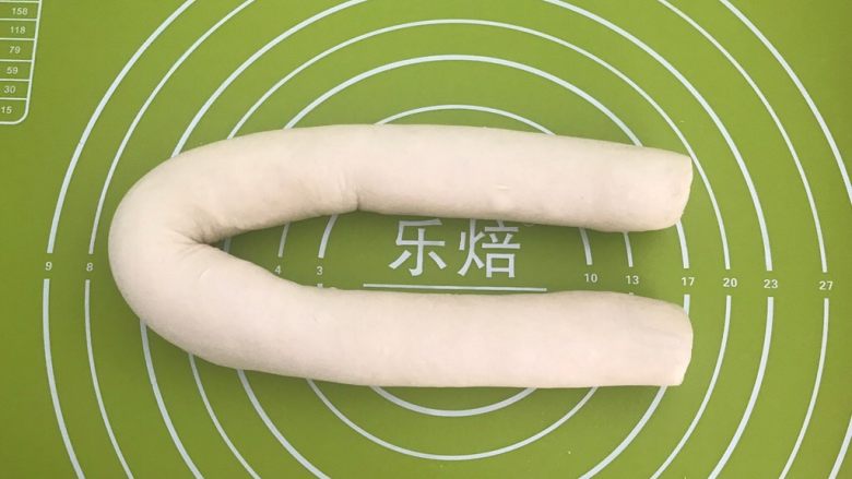 头伏饺子   鲜香的麻椒猪肉馅水饺,把面团揉成光滑的直径2.5㎝的长条