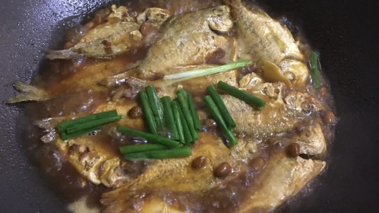 红豆鼓海鱼煮酱油水
（海鱼酱油水）,烧开让其翻滚一会儿，让鱼更入味，快好时放入葱段和红椒。