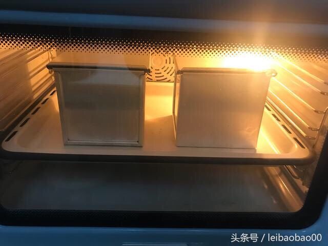 软绵绵酸奶吐司,烤箱中下层200度40分钟，温度时间根据自己烤箱。