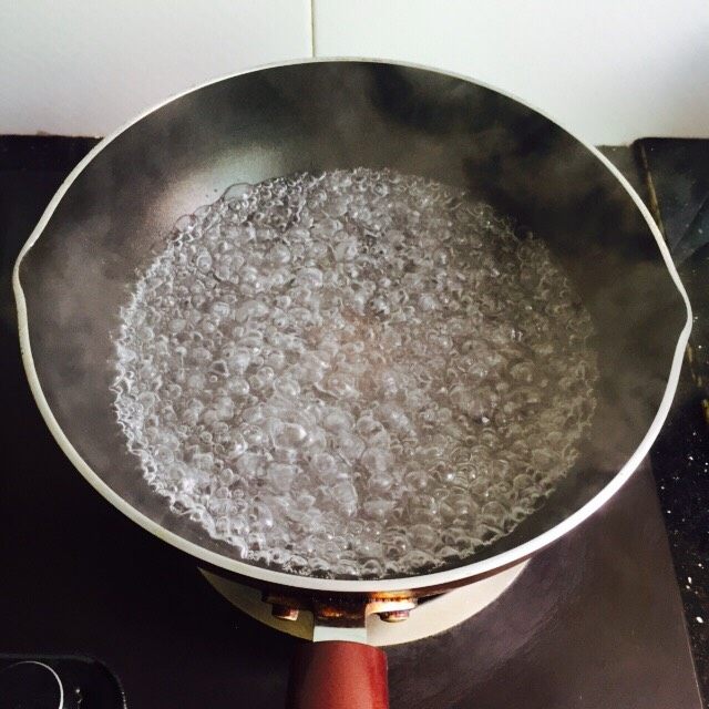 水煮毛豆,将锅中倒入水烧开