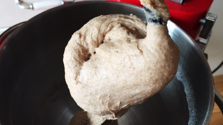 黑麦餐包,再搅拌10分钟，面团已经可以初出膜。
