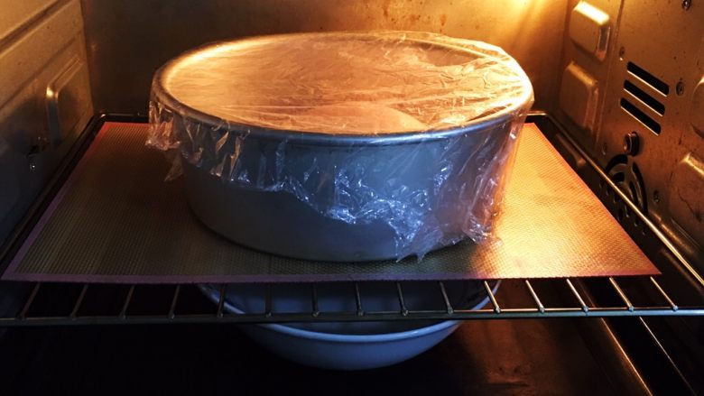 黑麦餐包,烤箱发酵档，底部放一碗热水加温，发酵时间60分钟，中途更换一次热水。